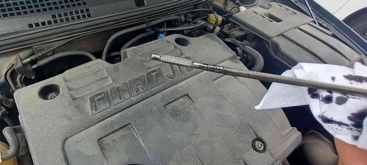 sprawdzanie poziomu oleju w samochodzie