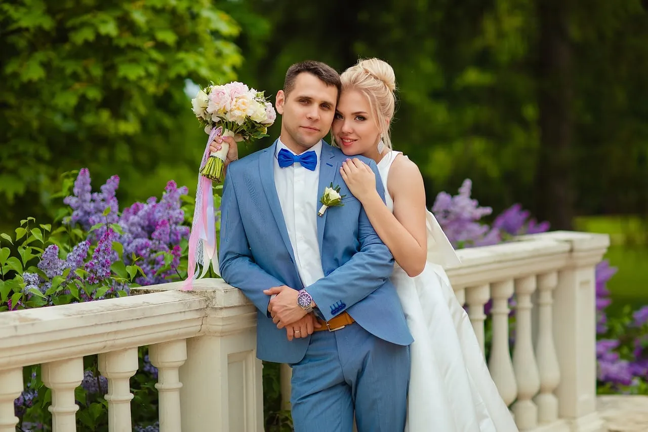 zdenerwowana para młoda i urzędnik