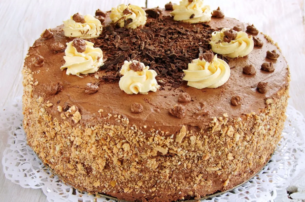 tradycyjny polski tort orzechowy z kremem maślanym