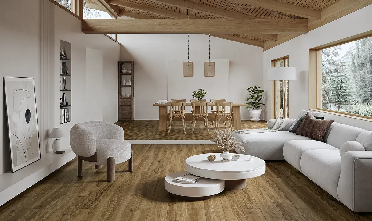 salon z białymi ścianami i r&oacute;żnymi fakturami, drewno rattan tekstylia wnętrza