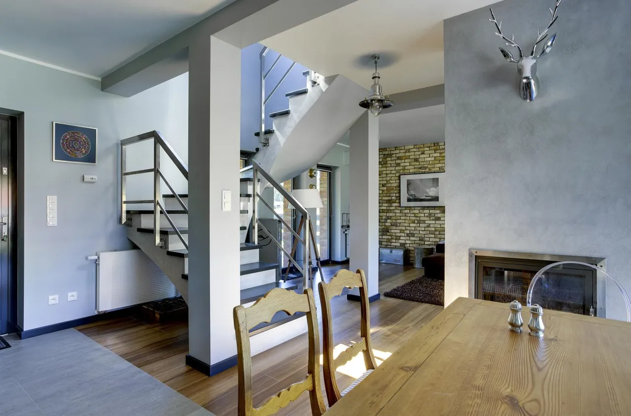 inspiracje wykończenia słupa w salonie