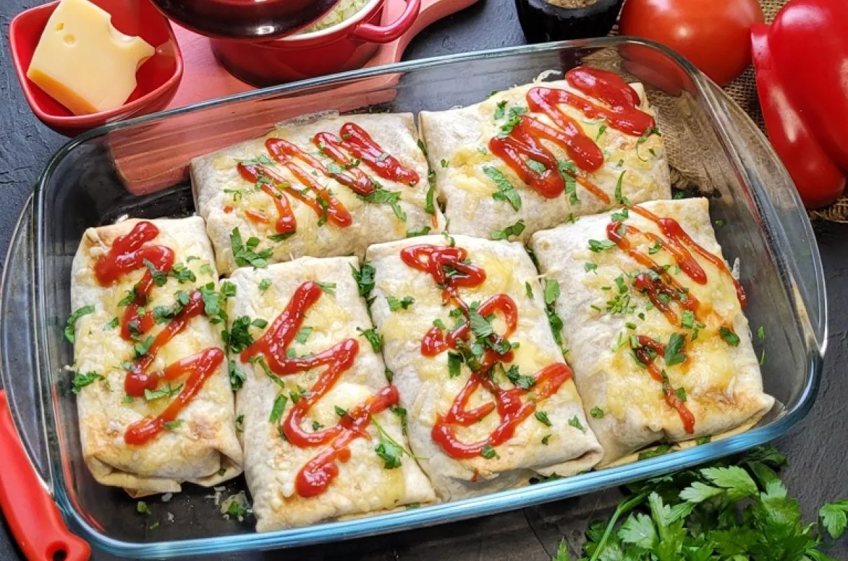 Składniki do zapiekanki z tortillą: mięso, warzywa, ser, tortille