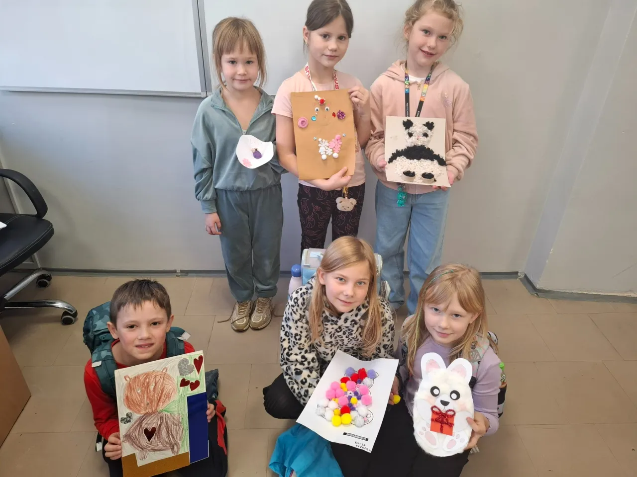 Nauczycielka przedszkola z dziećmi podczas burzy mózgów nad tematem projektu