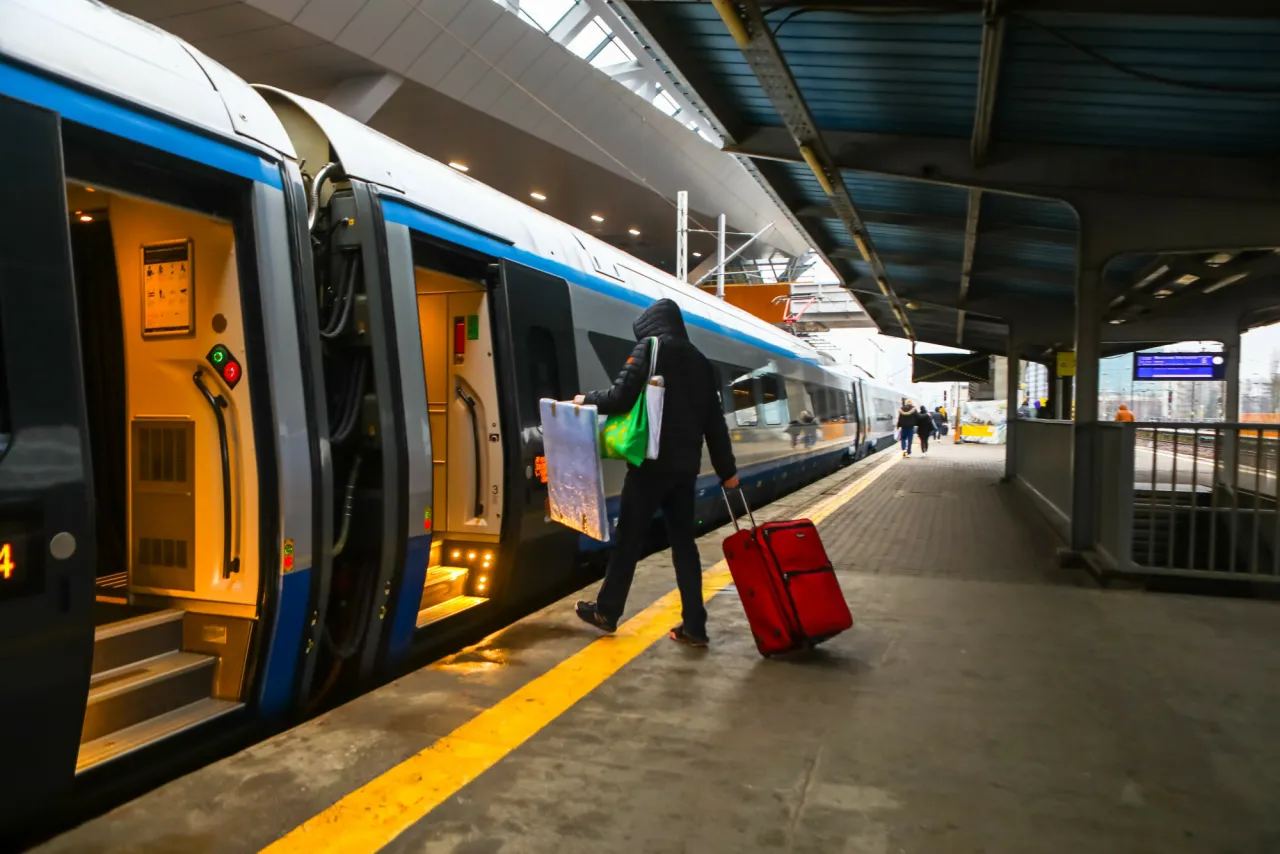 por&oacute;wnanie transportu pociąg samoch&oacute;d autobus