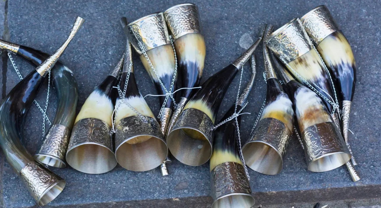 Kufle z rogów byka, zdobione metalem, to świetny pomysł, co przywieźć z Gruzji. Idealne na pamiątkę.