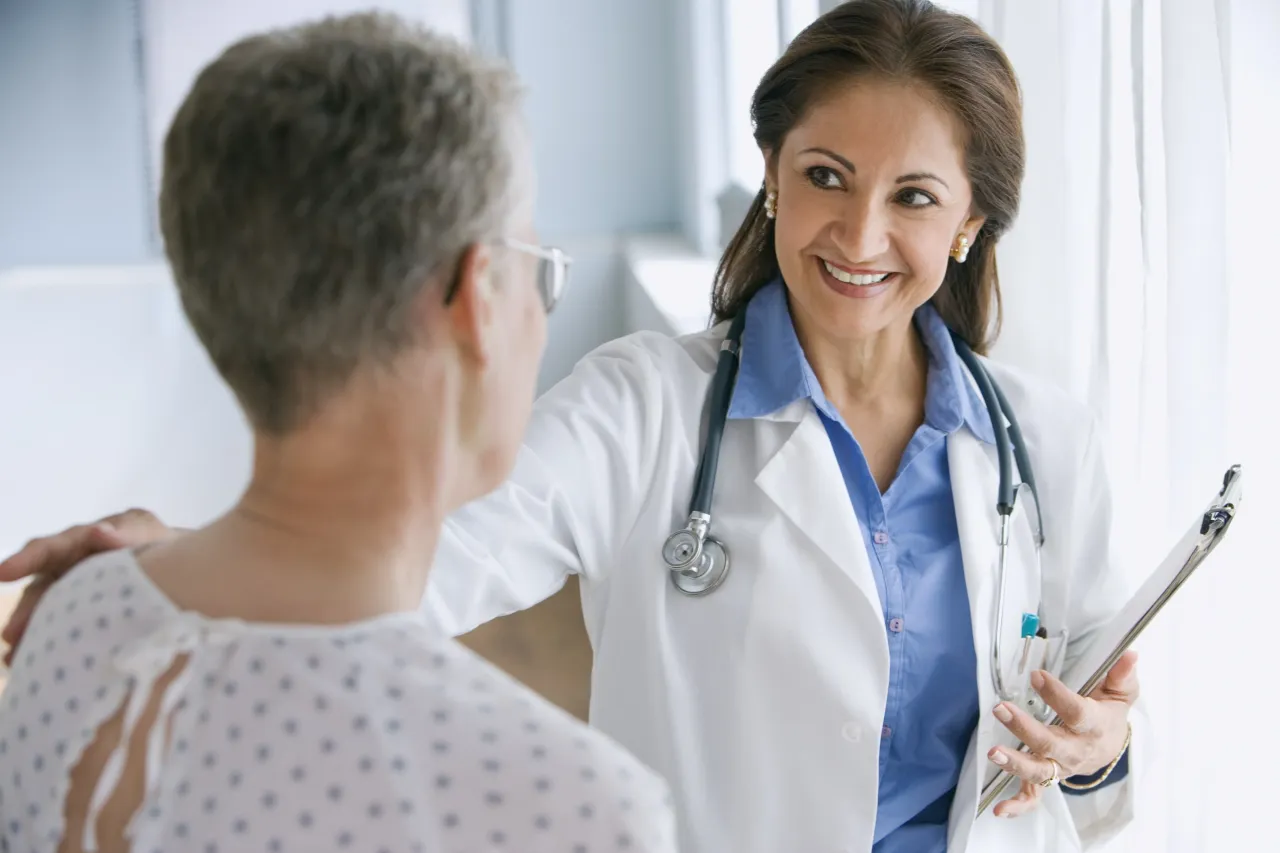 lekarz rozmawiający z pacjentem o bólu brzucha