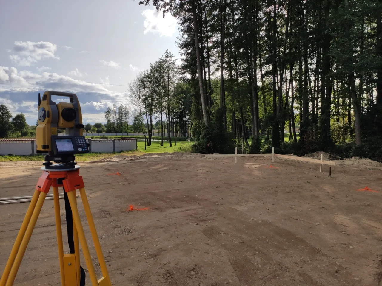geodezyjne wytyczenie budynku początek prac budowlanych