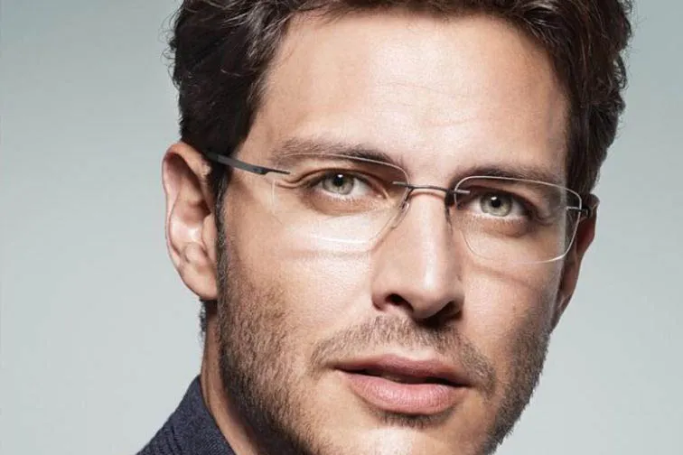 mężczyzna w minimalistycznych tytanowych okularach