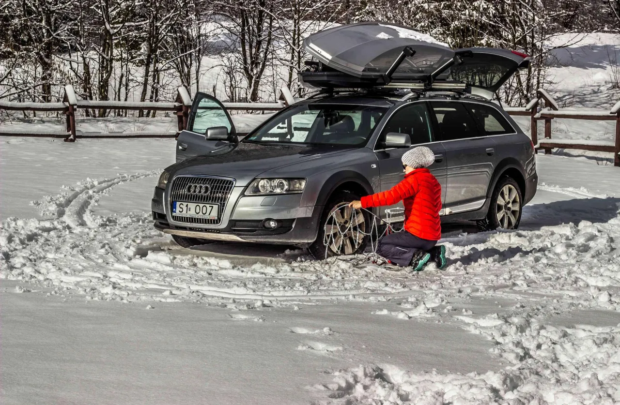 samoch&oacute;d z łańcuchami śniegowymi w g&oacute;rach