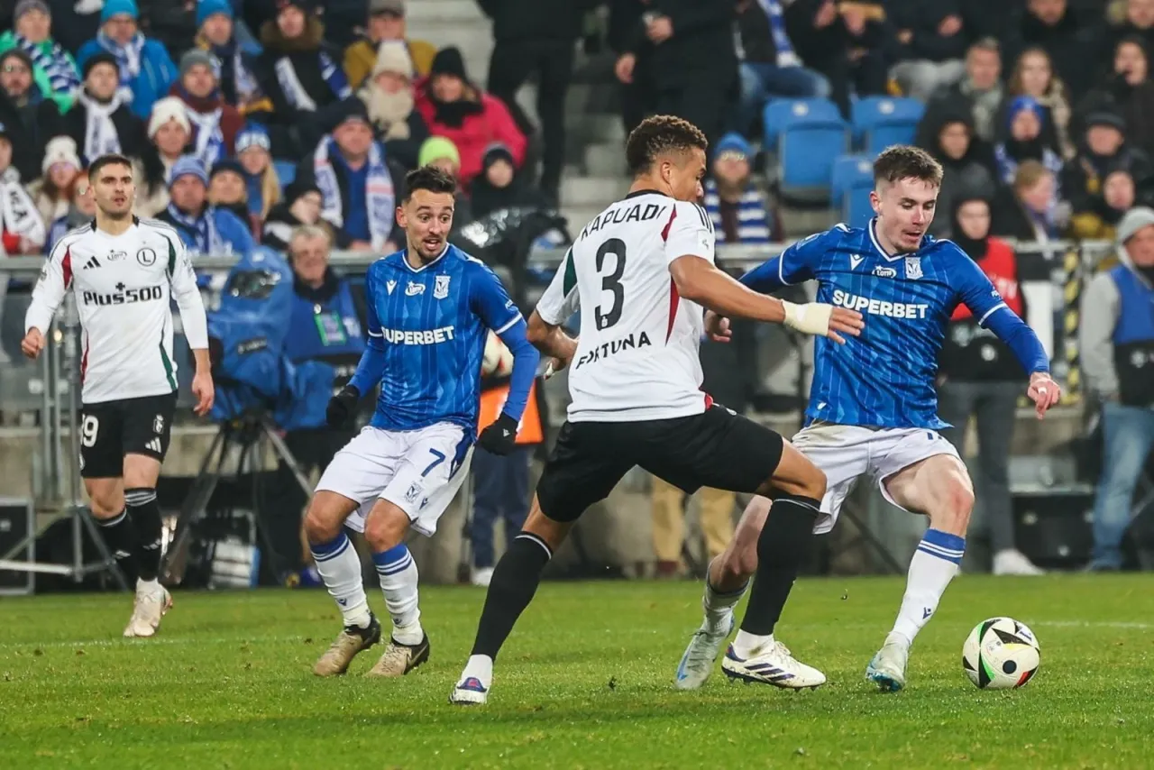 Piłkarze walczą o piłkę na boisku, kibice na trybunach czekają, kiedy wraca ekstraklasa.