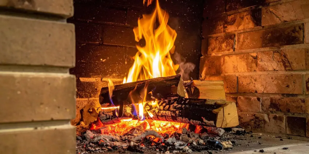Płonące drewno w kominku, idealne na chłodne wieczory. Do kiedy można palić drewnem? Zawsze, gdy potrzebujesz ciepła i przytulnej atmosfery.