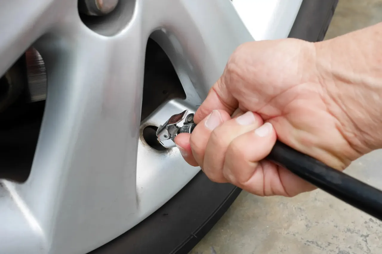 Rodzaje systemów TPMS czujnik bezpośredni i pośredni