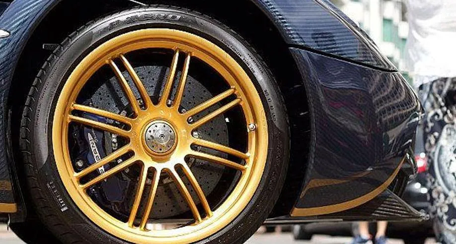 grafitowy samoch&oacute;d złote felgi