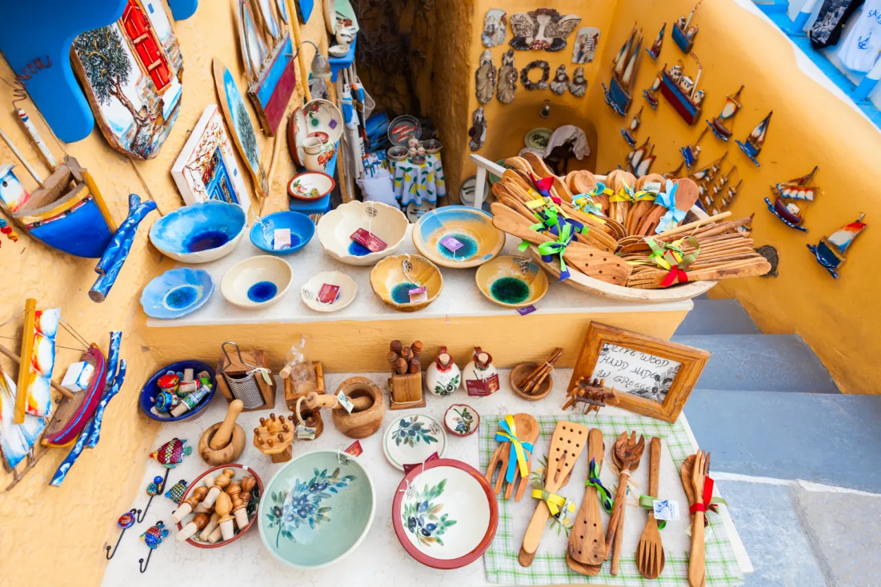 Piękne, ręcznie robione pamiątki z Grecji: drewniane łyżki, misy, ozdobne łódki i ceramika. Idealne, by zabrać kawałek słońca do domu.