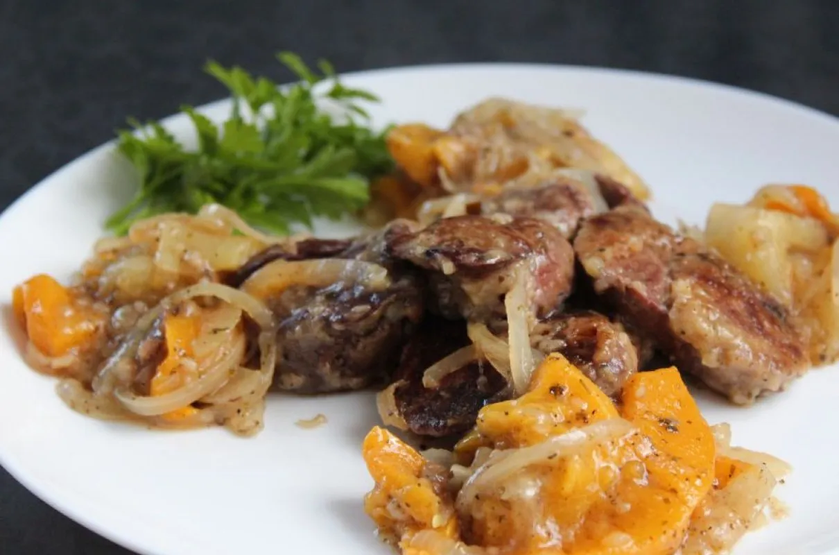 r&oacute;żne rodzaje wątr&oacute;bki surowej na desce