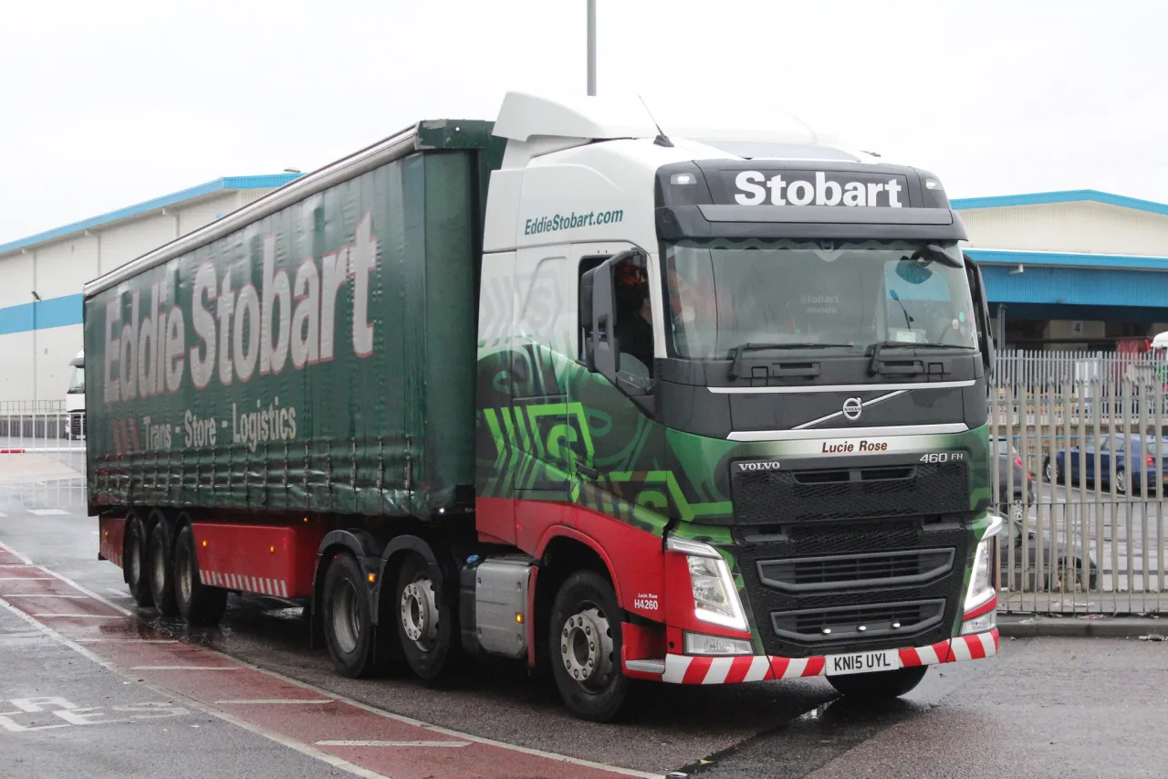 klasyczna ciężar&oacute;wka Eddie Stobart zielono-czerwona