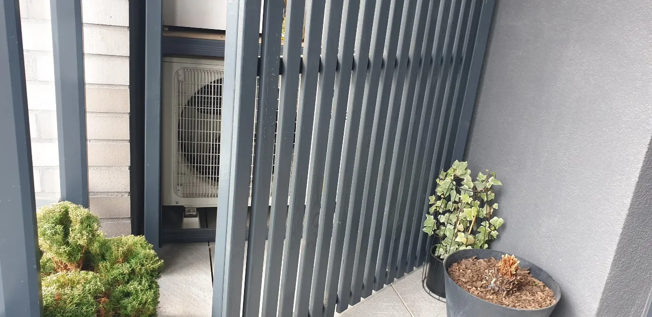 osłona na jednostkę zewnętrzną klimatyzacji na balkonie