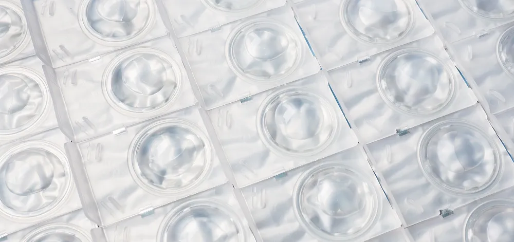 r&oacute;żne opakowania soczewek kontaktowych