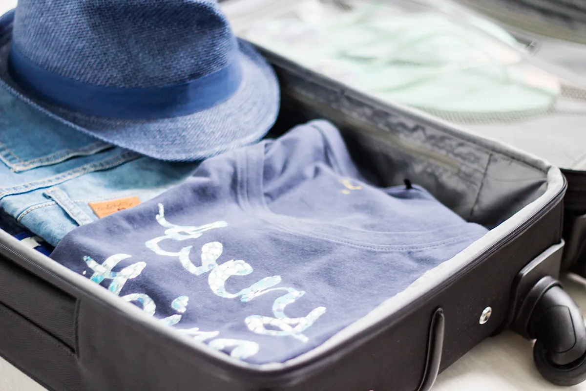 rodzina pakująca walizki na wakacje Chorwacja