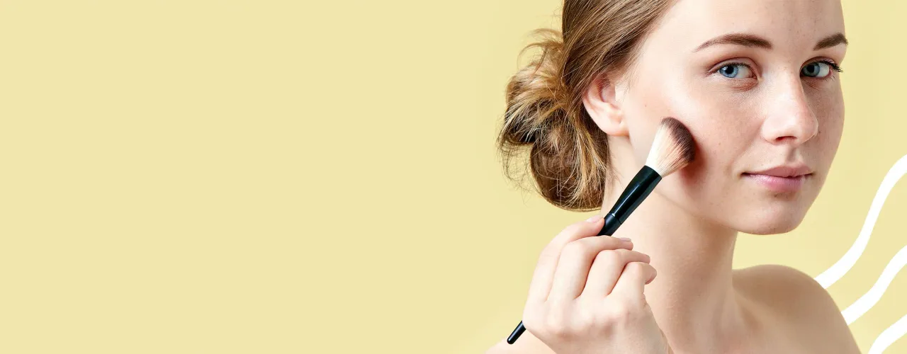 Błędy w makijażu pryszcza, zbyt dużo podkładu