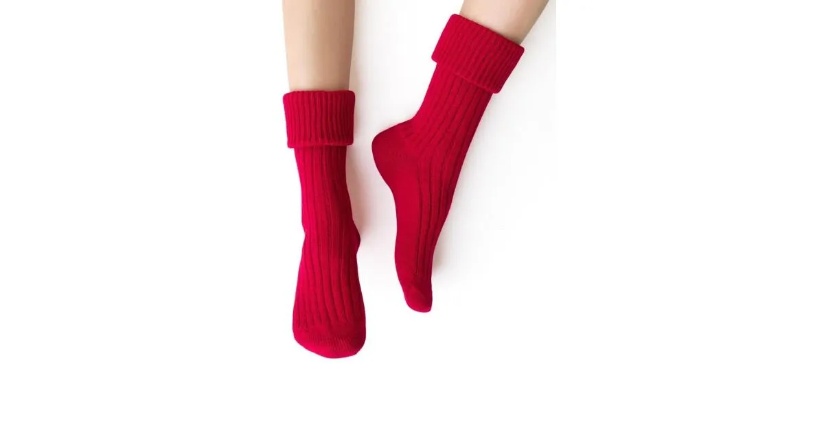 Zdjęcie Czerwone skarpetki: Co oznaczają? Symbolika, moda i przesądy