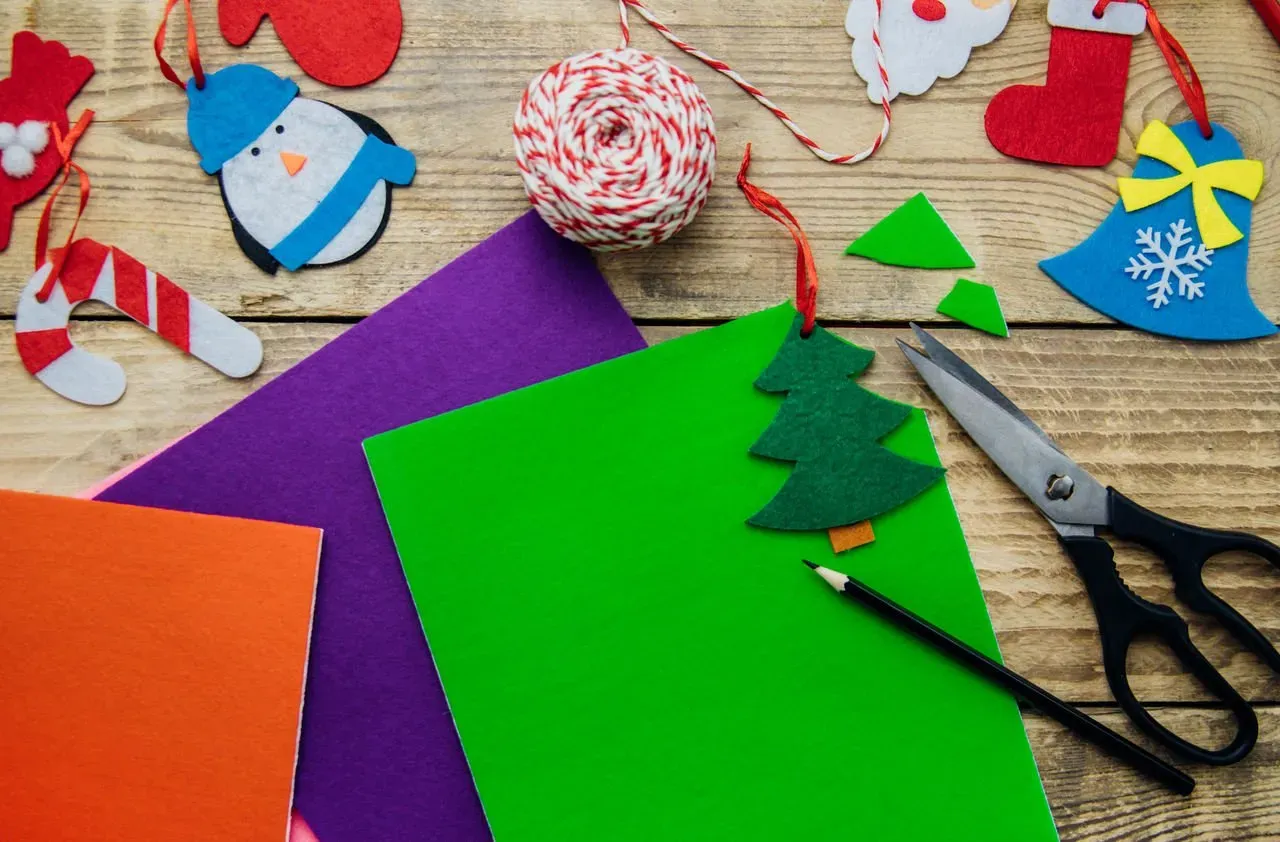 Z filcu dekoracyjnego można stworzyć świąteczne ozdoby: choinki, dzwonki, pingwiny, cukierki. Potrzebne są nożyczki, ołówek i kolorowe arkusze filcu.