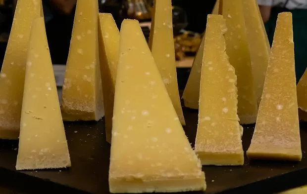 Parmigiano Reggiano kryształki tyrozyny