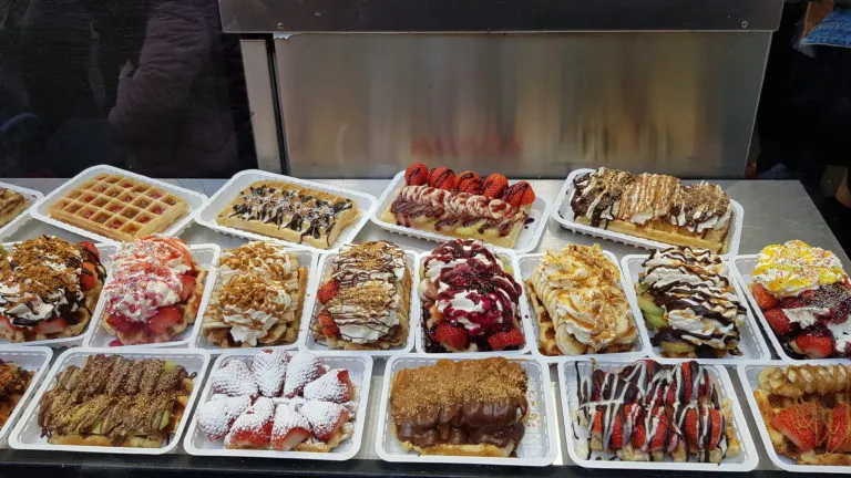 Belgijskie frytki z sosem, gofry brukselskie