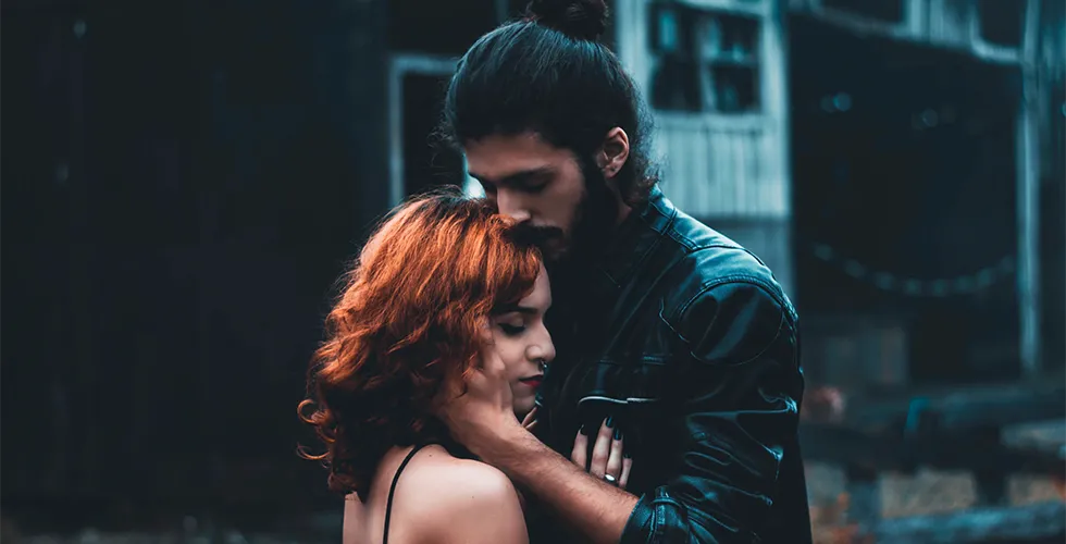 Mann trägt Black Opium Parfüm unkonventionell