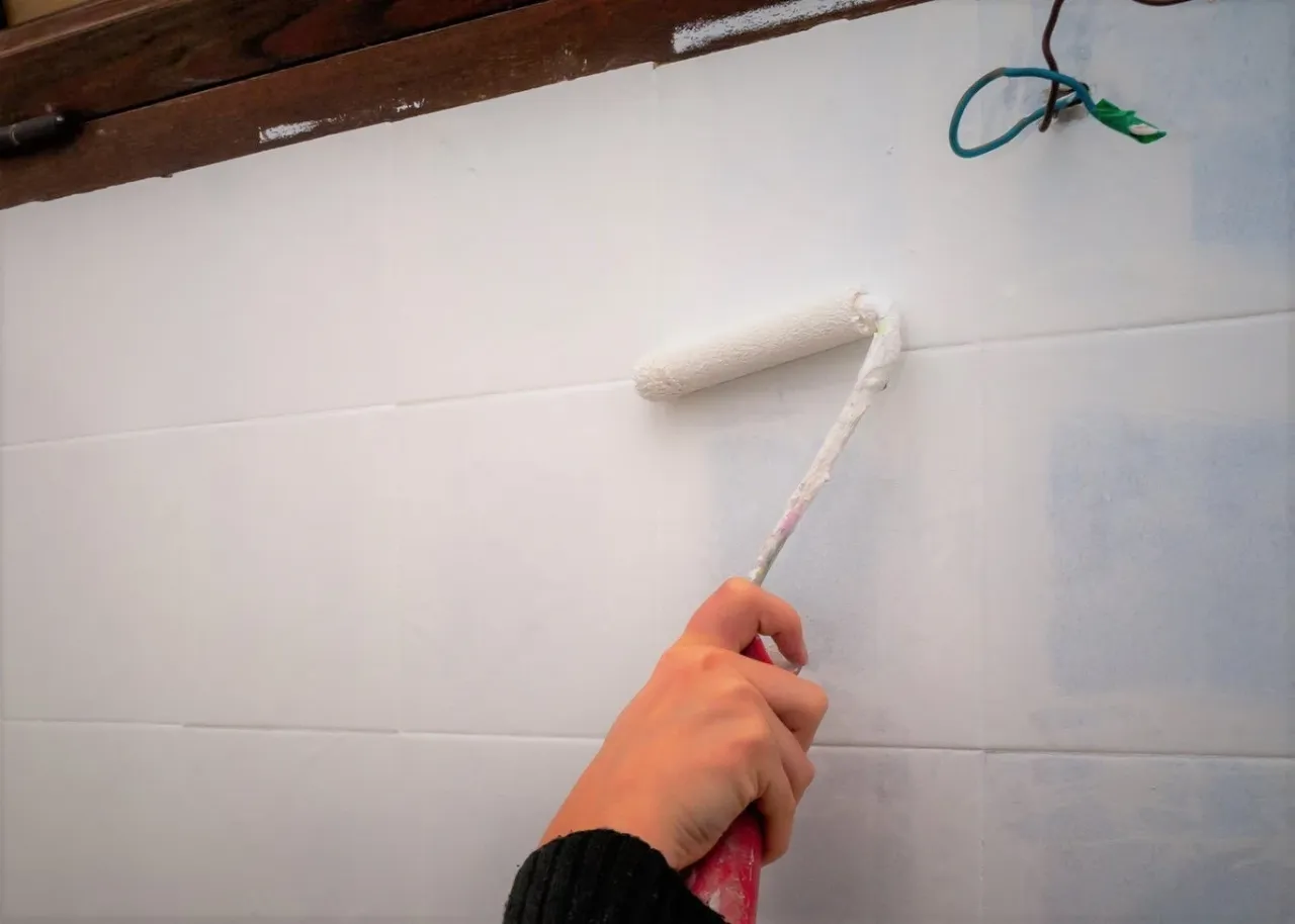 Przygotowanie płytek do malowania odtłuszczanie