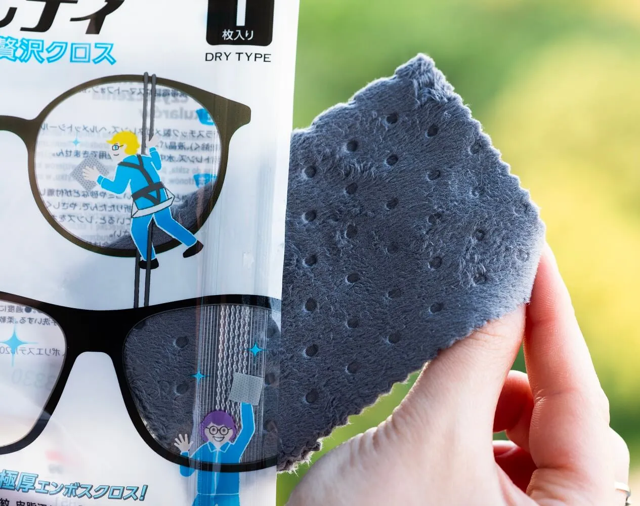 czyszczenie okularów mikrofibrą