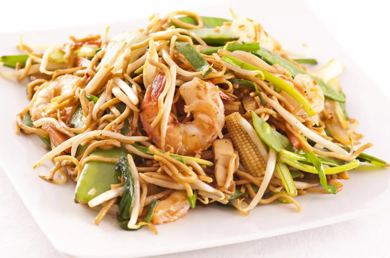 Pyszne danie z makaronem, krewetkami i warzywami. Idealny przepis na yakisoba, kt&oacute;ry zachwyci każdego smakosza.