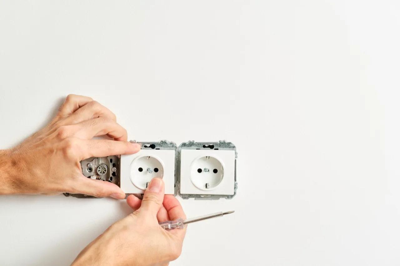 Montaż podw&oacute;jnego gniazdka. Zastanawiasz się, ile można podłączyć do jednego gniazdka? To zależy od obciążenia i instalacji.