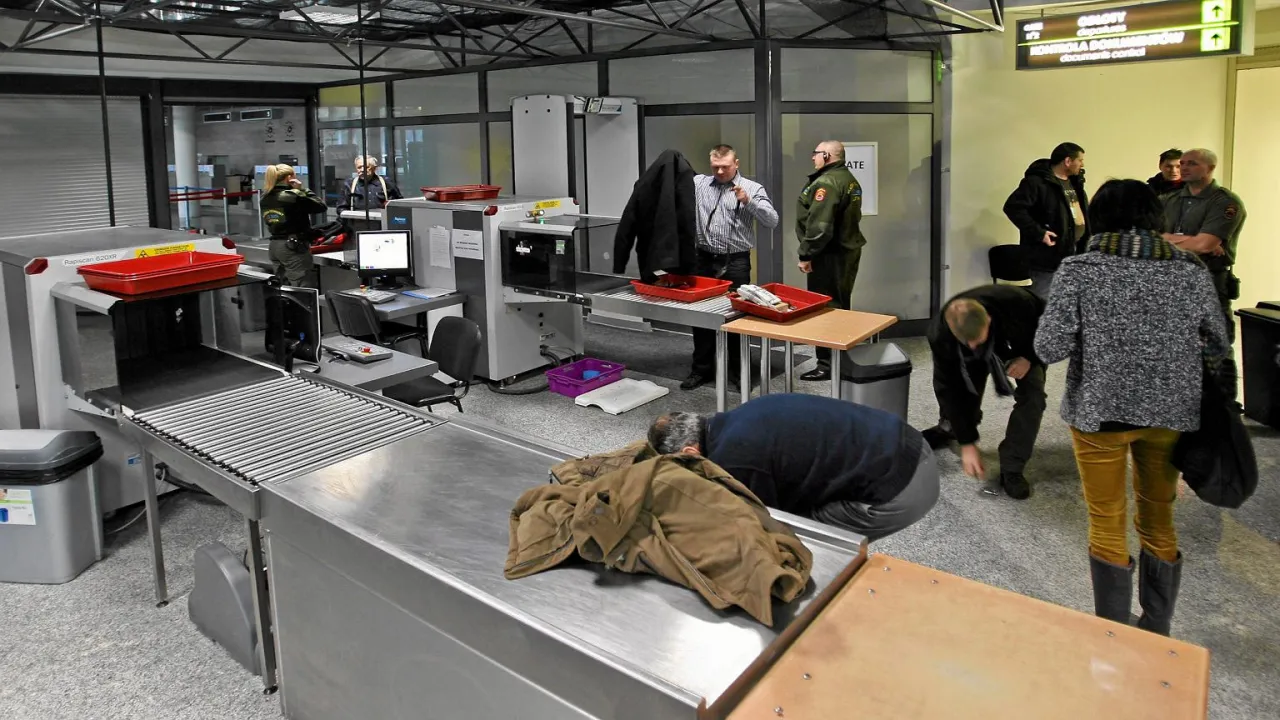 kontrola bezpieczeństwa lotnisko, laptop w kuwecie