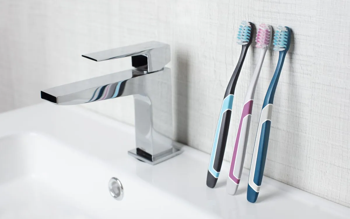 r&oacute;żne rodzaje szczoteczek do zęb&oacute;w miękka średnia twarda por&oacute;wnanie