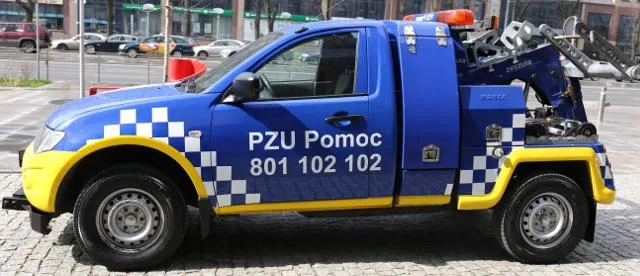 laweta holująca samochód, assistance drogowe, PZU Auto Pomoc