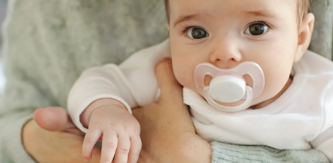 Dziecko ze smoczkiem, higiena smoczka