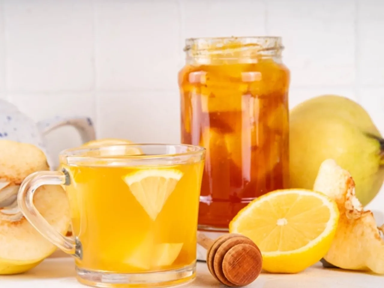 domowy syrop z pigwy w słoiku