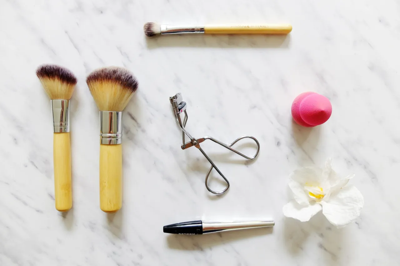 Brudne pędzle do makijażu mikroskop