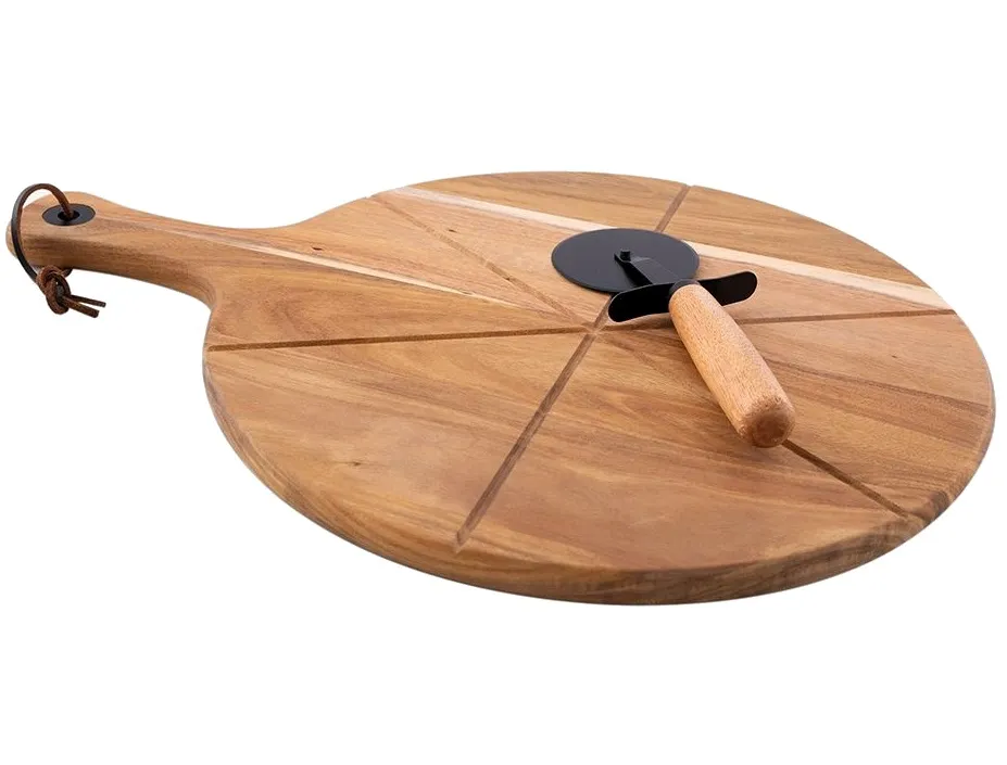 pizza na desce do krojenia przenoszenie