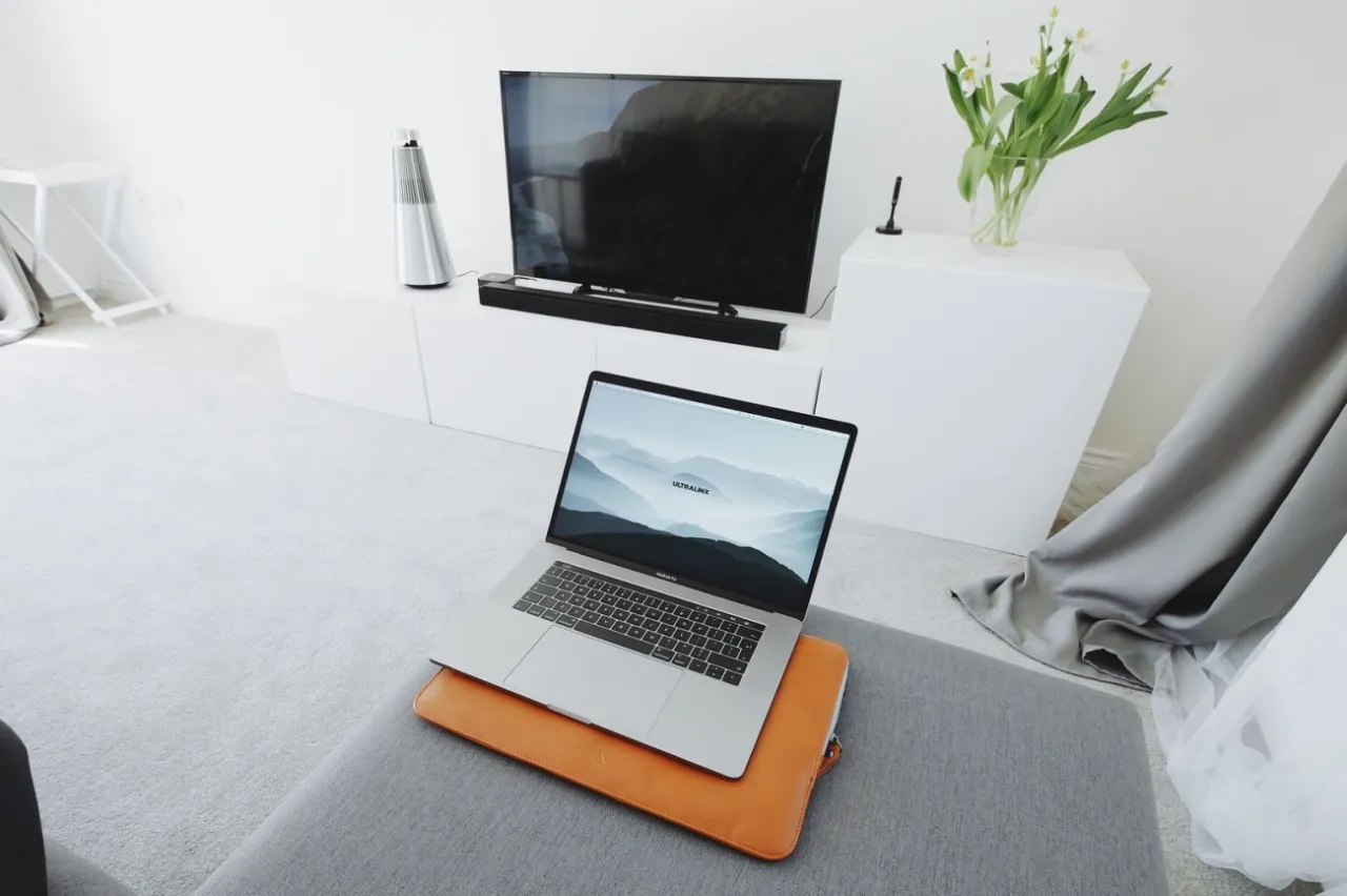 Jak podłączyć MacBooka do telewizora – Sprawdzone sposoby i ustawienia
