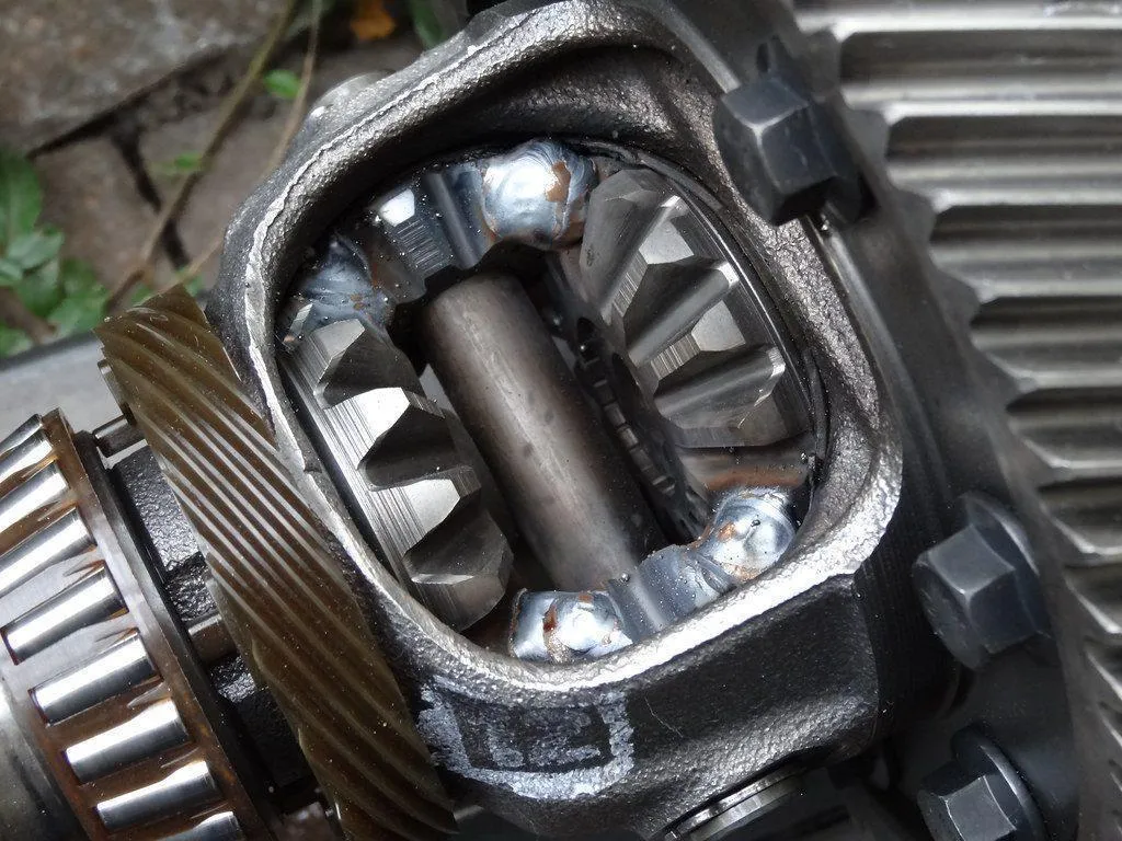 uszkodzony mechanizm r&oacute;żnicowy