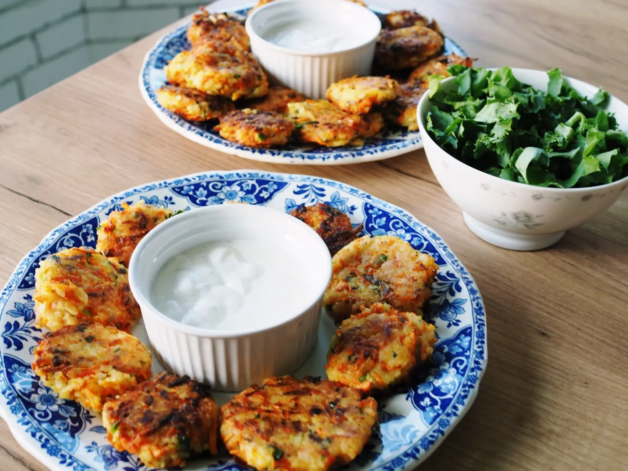 Placuszki z ugotowanego ryżu, podane z sosem i sałatką. Pyszny pomysł na to, co można zrobić z ugotowanego ryżu.