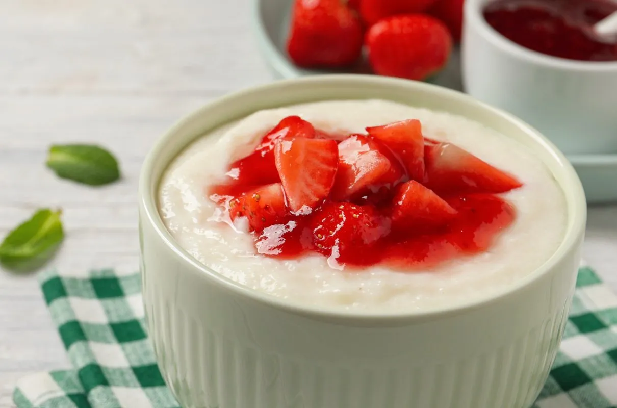 kasza manna z owocami i sosem