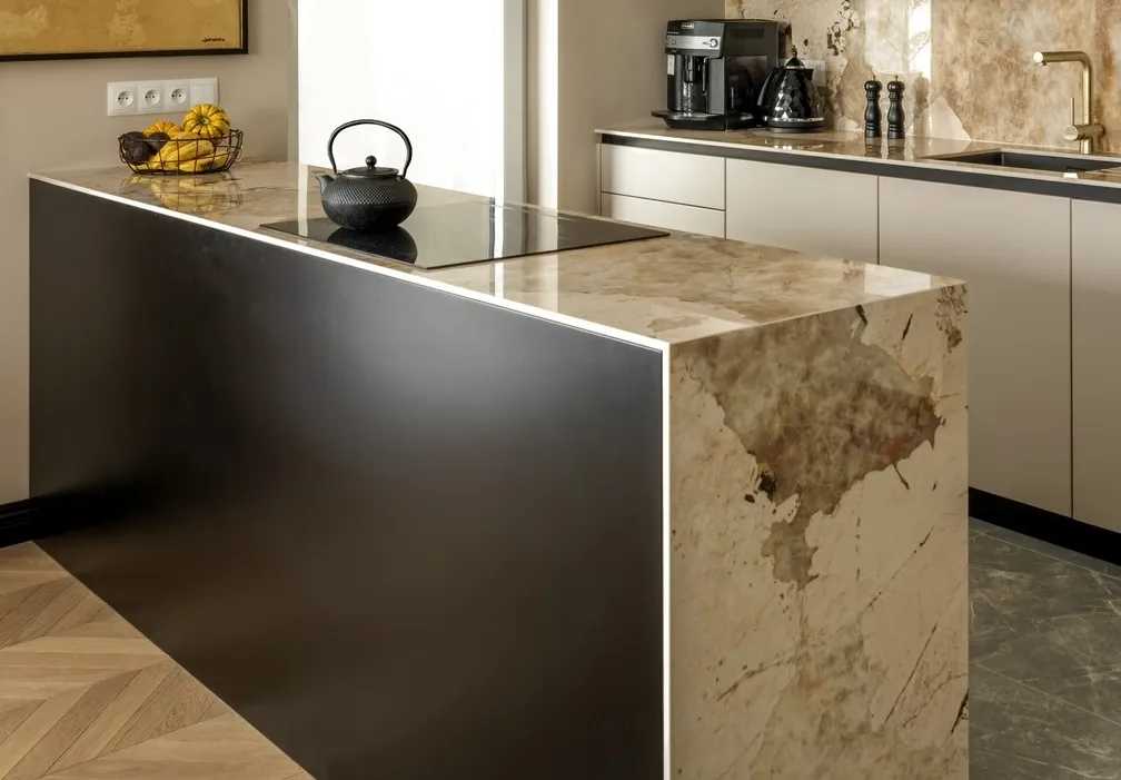 Blat kuchenny ze spieku kwarcowego z widoczną obr&oacute;bką krawędzi