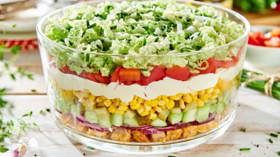 Sałatka kebab warstwowa