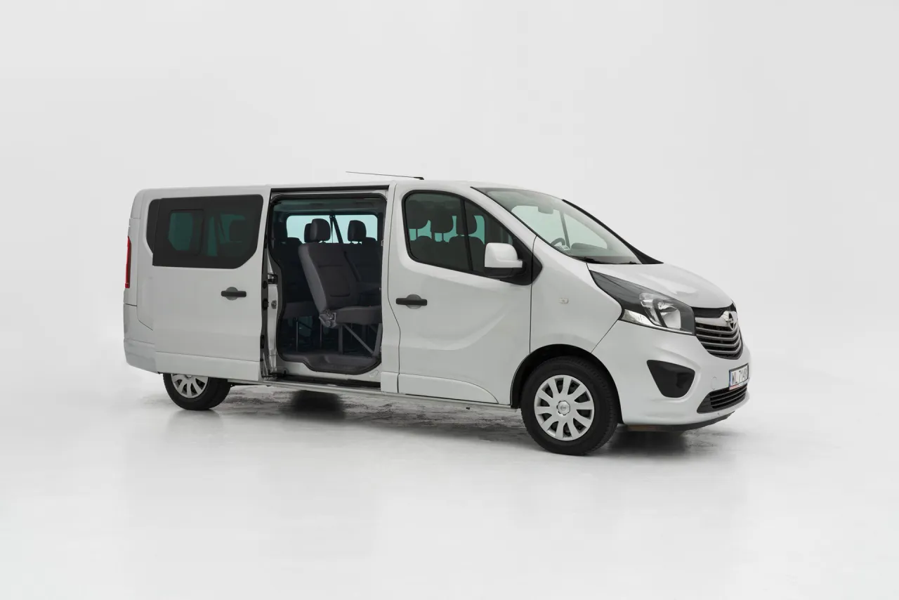 bus 9 osobowy w trasie