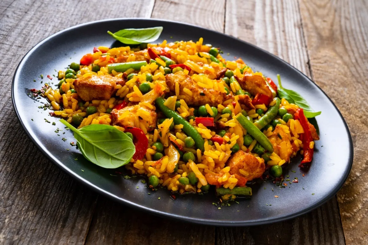 różne rodzaje ryżu i pierś kurczaka