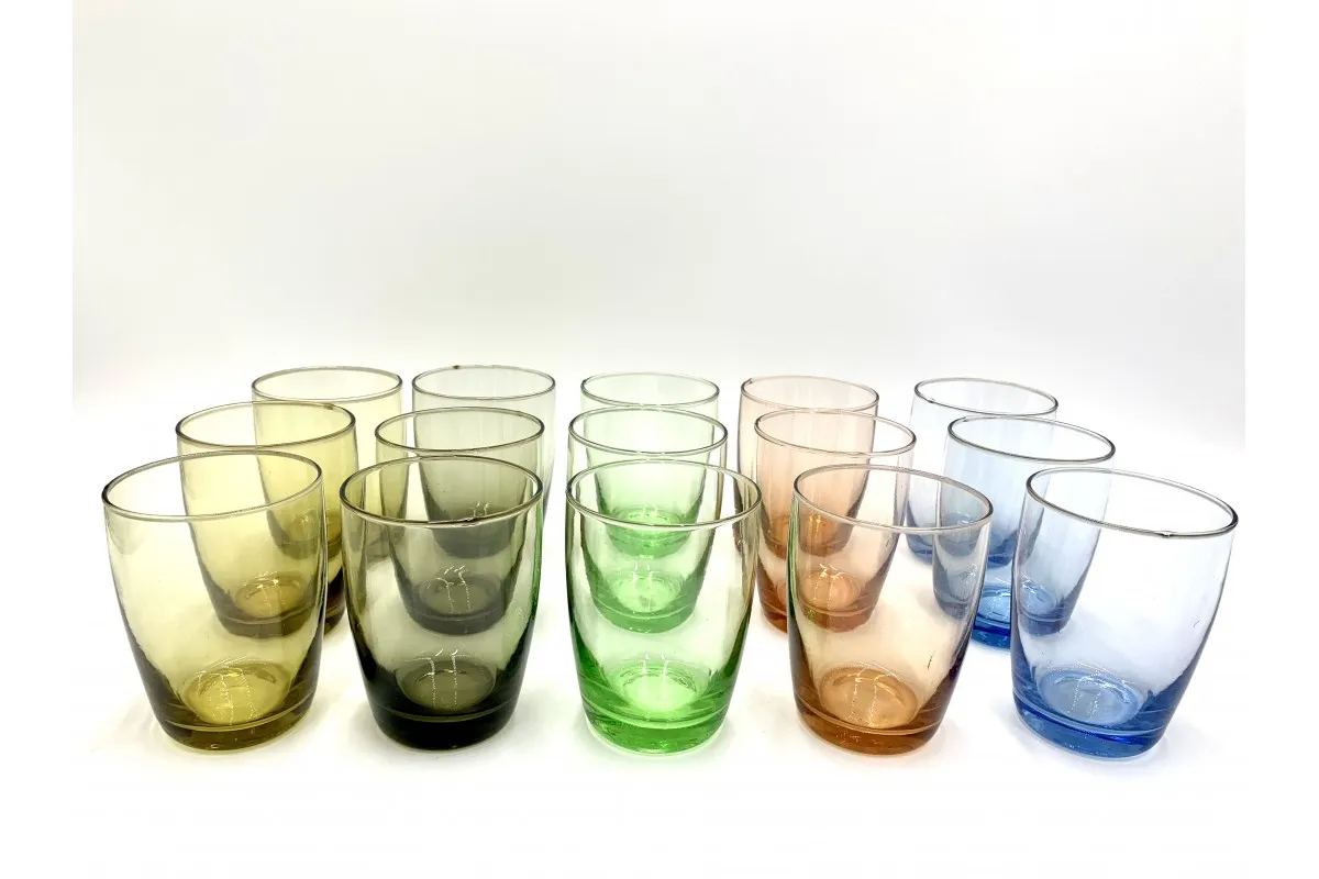 Modne szklanki retro, fakturowane, kolorowe i organiczne kształty