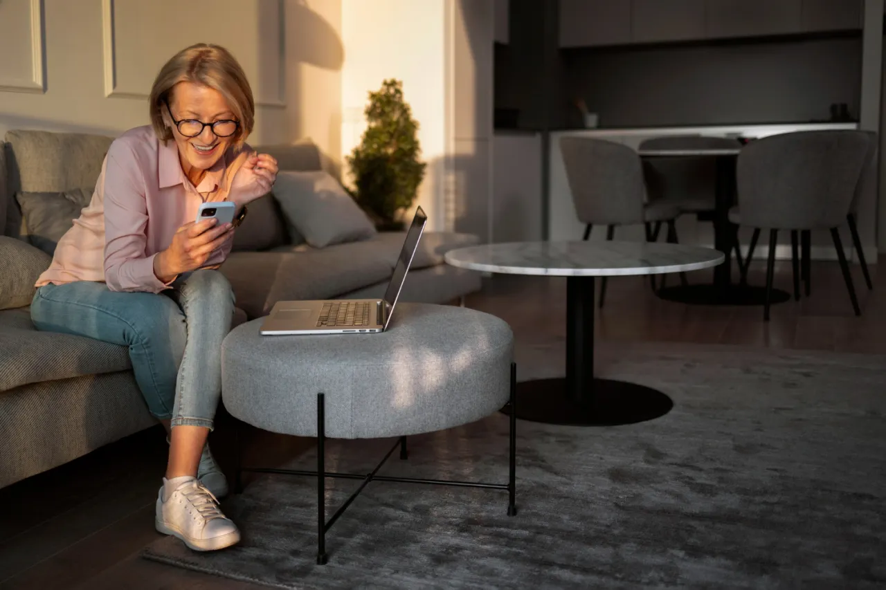 kobieta zamyślona w pustym pokoju